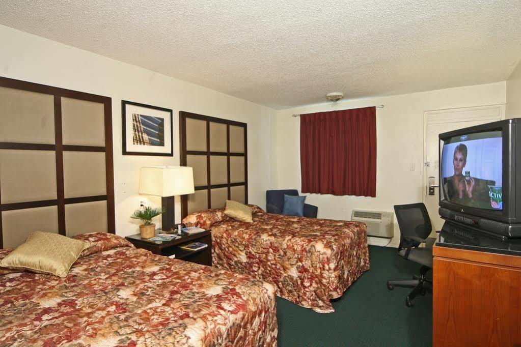 Super 8 By Wyndham Lake City Buitenkant foto