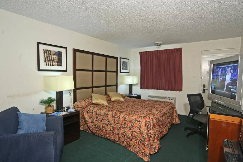 Super 8 By Wyndham Lake City Buitenkant foto